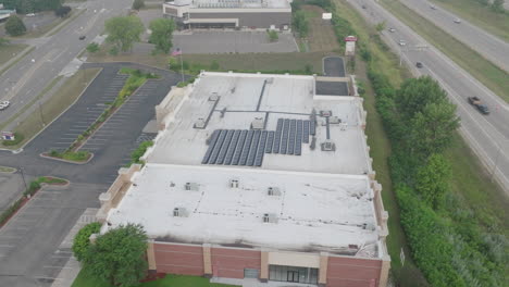 Paneles-Solares-En-La-Azotea-Del-Edificio,-Tiro-Aéreo