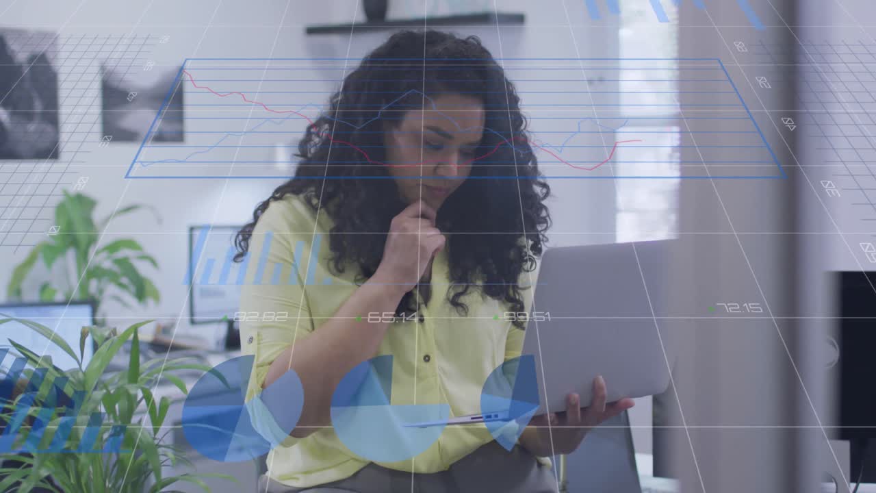 animación de gráficos y procesamiento de datos sobre una mujer de negocios biracial en la oficina usando una computadora portátil