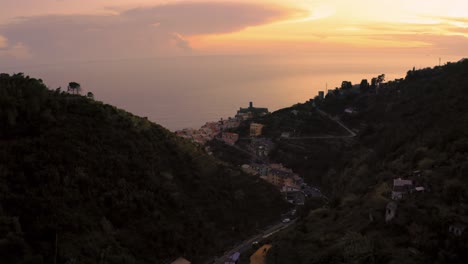 Imágenes-Aéreas-De-Drones-Cerca-Del-área-De-Cinque-Terre-En-La-Costa-Mediterránea-De-Italia-Con-Cielo-De-Puesta-De-Sol-En-Los-Icónicos-Pueblos-Monterosso,-Vernazza,-Corniglia,-Manarola-Y-Riomaggiore