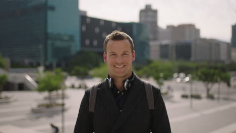 Retrato-De-Un-Exitoso-Joven-Empresario-Caucásico-Ejecutivo-Sonriendo-Feliz-Ante-La-Cámara-Mirando-Confiado-En-El-Fondo-Urbano-De-La-Ciudad