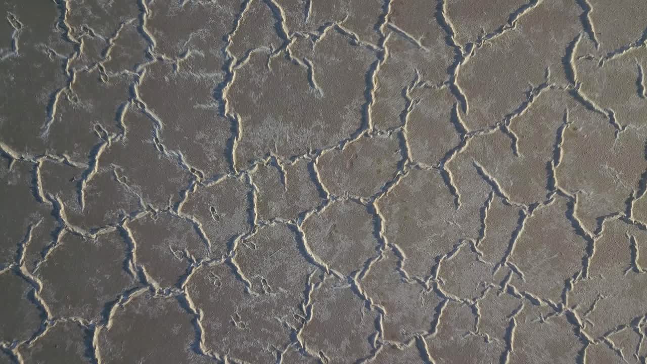 오스트레일리아 티렐 호수의 무늬가 있는 표면을 향해 내려가는 무인 항공기