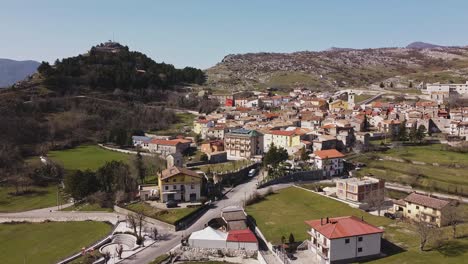 Vista-Aérea-De-Pietraroja,-Un-Pueblo-Italiano-En-La-Cima-De-Una-Colina,-En-Un-Día-Soleado