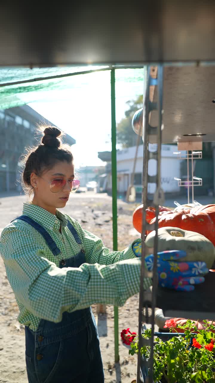 mujer joven vendiendo productos en un mercado al aire libre