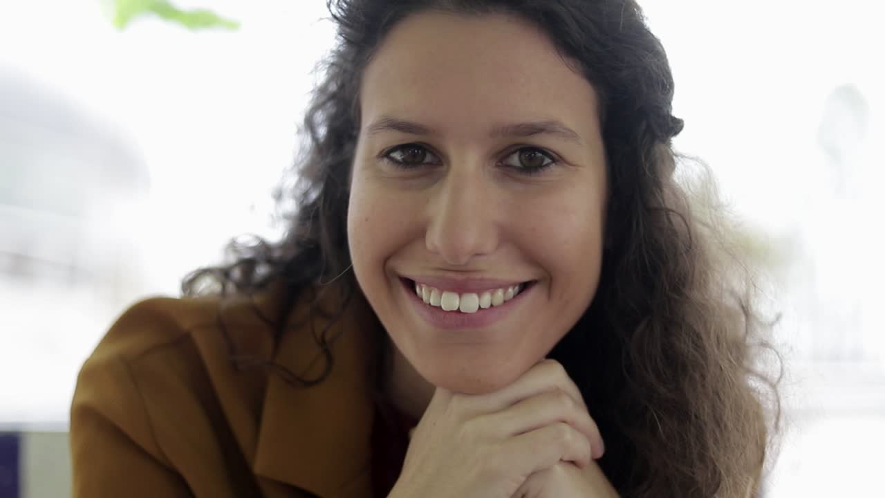 hermosa mujer joven sonriendo a la cámara al aire libre