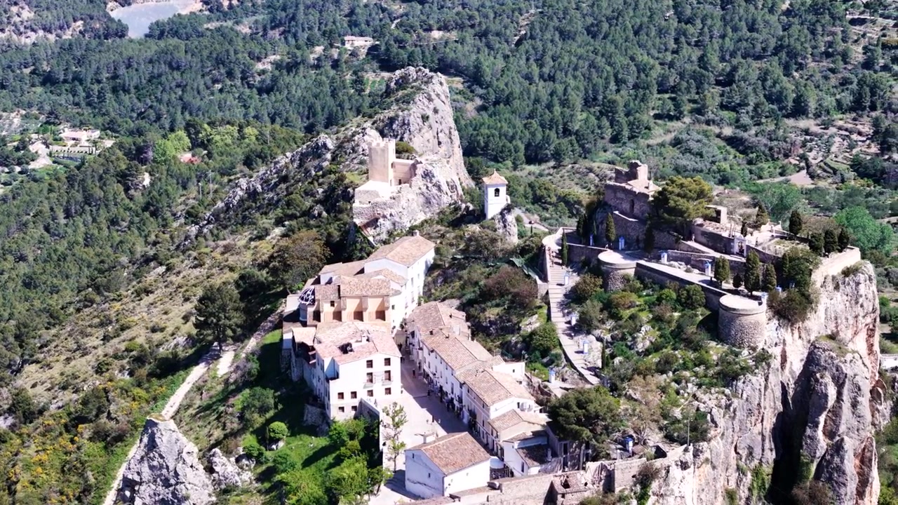 Filmato aereo panoramico che mostra il Castello di Guadalest e i paesaggi circostanti in Spagna.