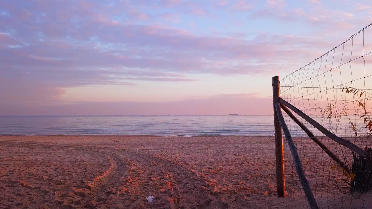 caminando en una playa durante el amanecer