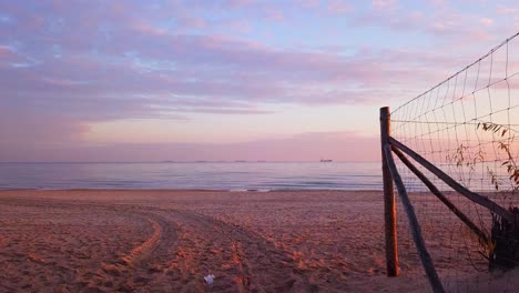 Caminando-En-Una-Playa-Durante-El-Amanecer