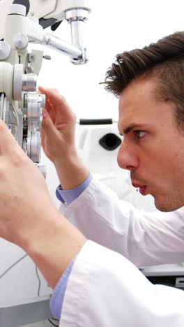 optometrista examinando a una paciente en un phoropter