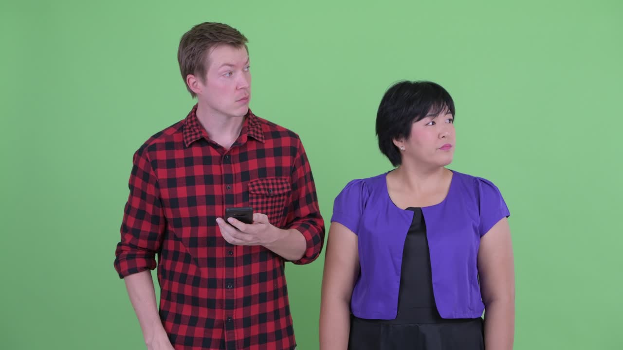 과체중 아시아 여성과 스터 남자가 함께