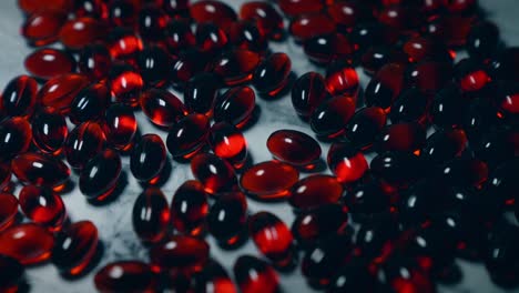 cápsulas de aceite de krill rojo iluminadas por una fuente de luz que pasa