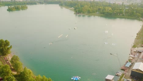 Vista-Aérea-Por-Drones-Del-Lago-Wake