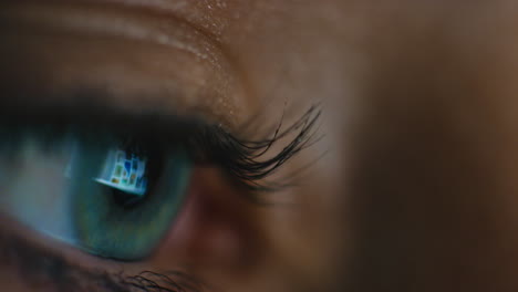 Eye-reflection-of-woman-doing-web