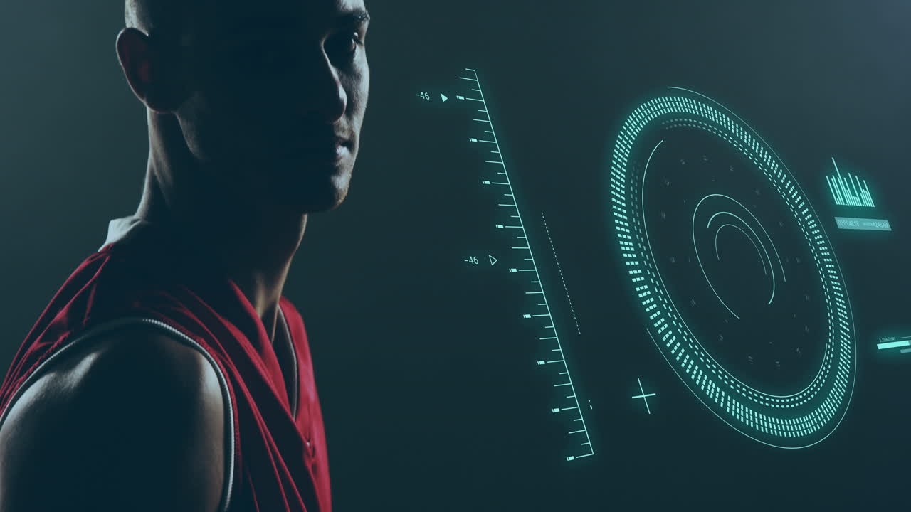 animación de escaneo de alcance y procesamiento de datos sobre un hombre biracial jugando al baloncesto.