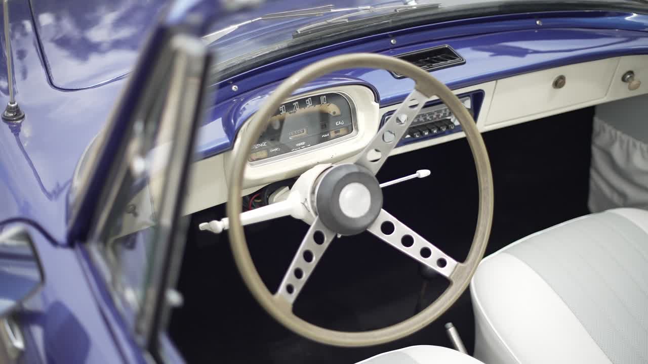 ⁇ 색 스티어링  ⁇ 과 함께 빈티지 파란색 자동차 인테리어