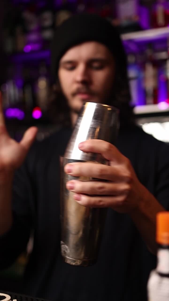 barista che prepara un cocktail