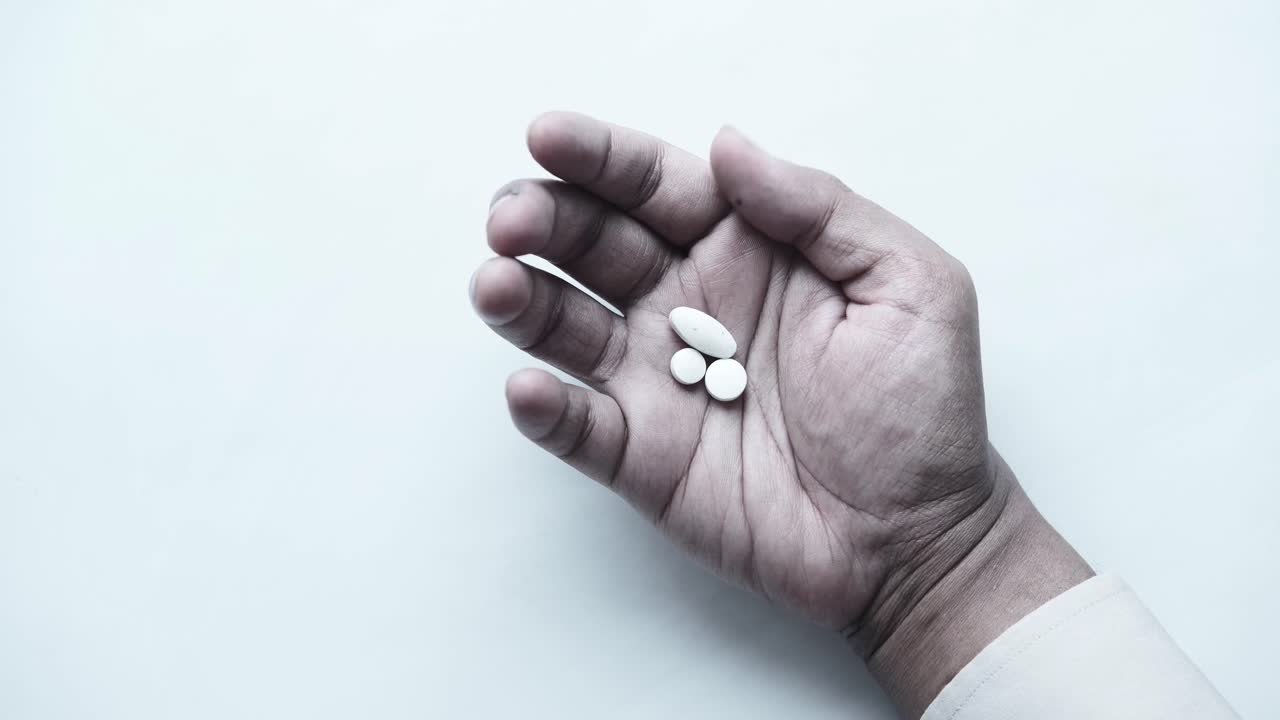 píldoras mano que sostiene