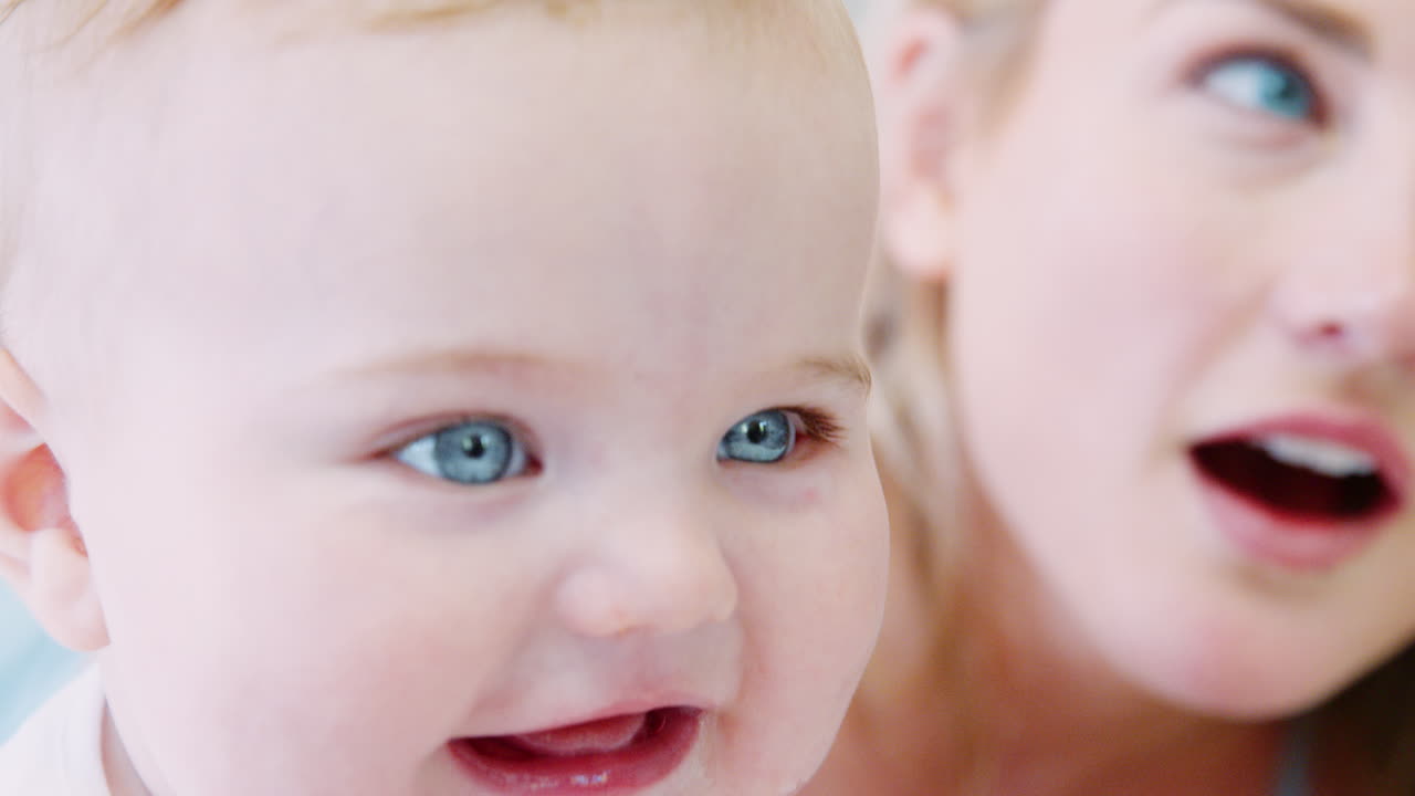 아기 아들 과 함께 집 에서 침대 에서 놀고 있는 어머니 의 근접 사진