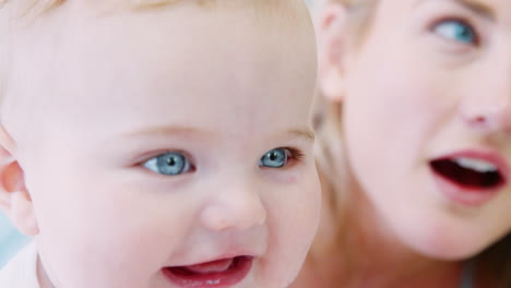 Cerca-De-La-Madre-Jugando-En-La-Cama-En-Casa-Con-Su-Hijo