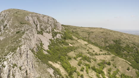 Fliegen-Sie-über-Piatra-Secuiuului-Im-Apuseni-Gebirge-In-Rimetea,-Rumänien