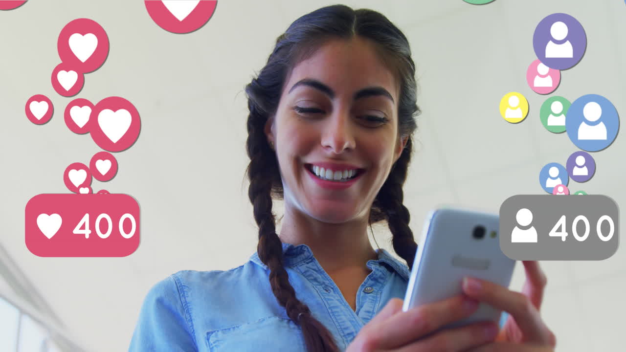 múltiples iconos de perfil y corazón con un número creciente contra la mujer que usa un teléfono inteligente