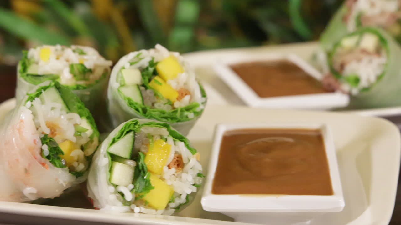 разноцветные роллы из рисовой бумаги с арахисовым соусом, слайдер замедленная съемка 4k