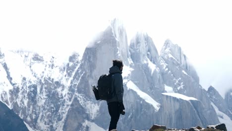 cineasta mirando el cerro torre en chaltén, patagonia, argentina
