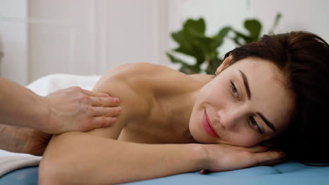 Frau-Erhält-Eine-Massage