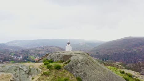 Castelo-Castro-Laboreiro:-Weitläufige-Luftaufnahme,-Die-Das-Alte-Portugiesische-Dorf-Enthüllt