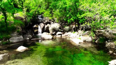 Cascada-En-Las-Montañas-Entre-La-Selva