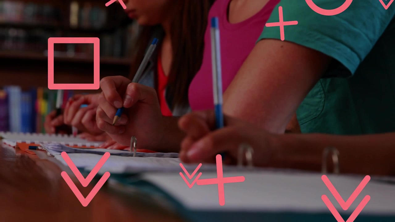 Due studenti che aprono i quaderni prendendo appunti durante una sessione di studio, con tratti animati che appaiono