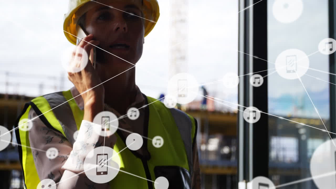 animación de una red de conexiones con iconos sobre una arquitecta usando un teléfono inteligente