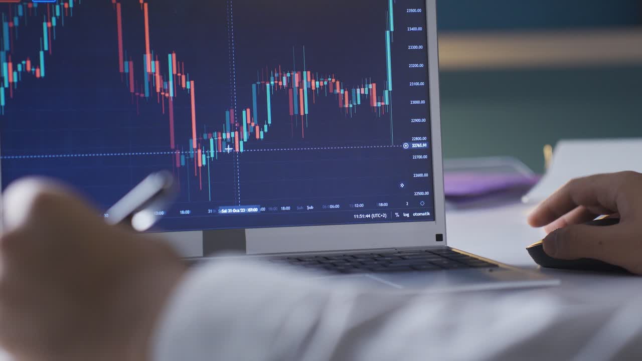 un experto en monedas analizando gráficos de criptomonedas en una computadora portátil.