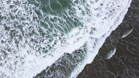 Imágenes-De-Drones-De-4k-Alejándose-De-Las-Olas-Del-Océano-Pacífico-En-La-Playa-Cerca-De-Brookings-Oregon