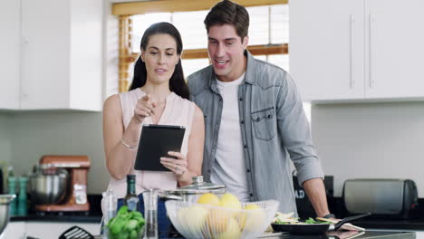 una pareja cocinando juntos.