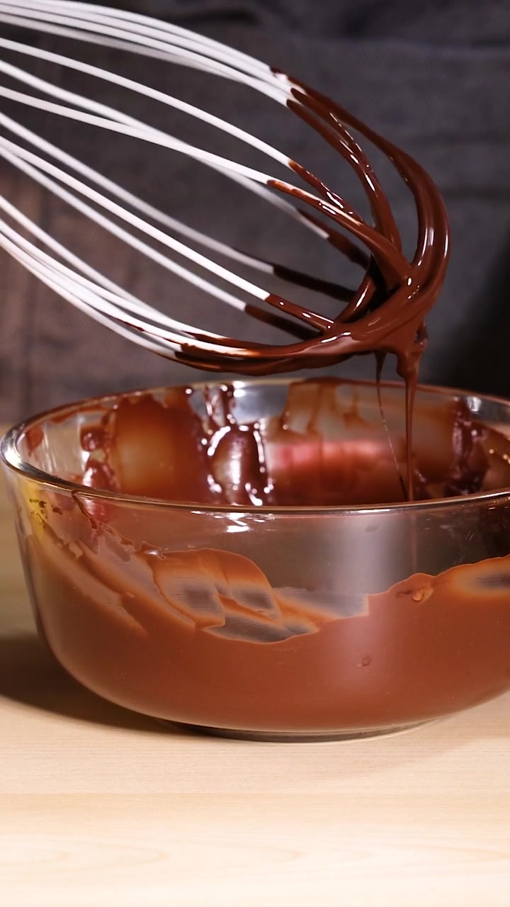 Mescolare il cioccolato con frusta, frutta e codette