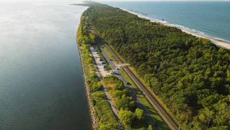 drone aéreo en cámara lenta disparó península hel, carretera entre el mar báltico y el golfo de gdansk, imágenes cinematográficas