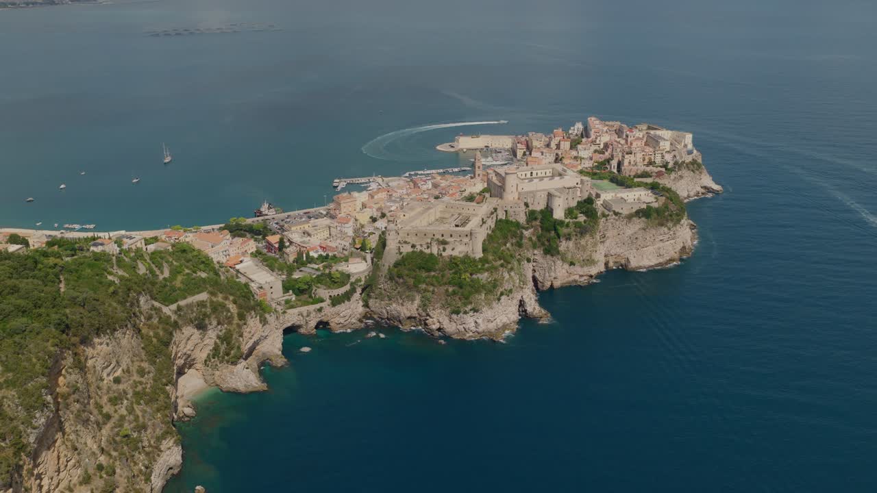 Città costiera medievale su un promontorio roccioso che si estende nel Mar Tirreno a Gaeta, Italia