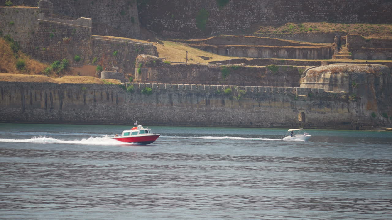 yates y lanchas rápidas que navegan cerca de la costa de una isla en corfú, grecia