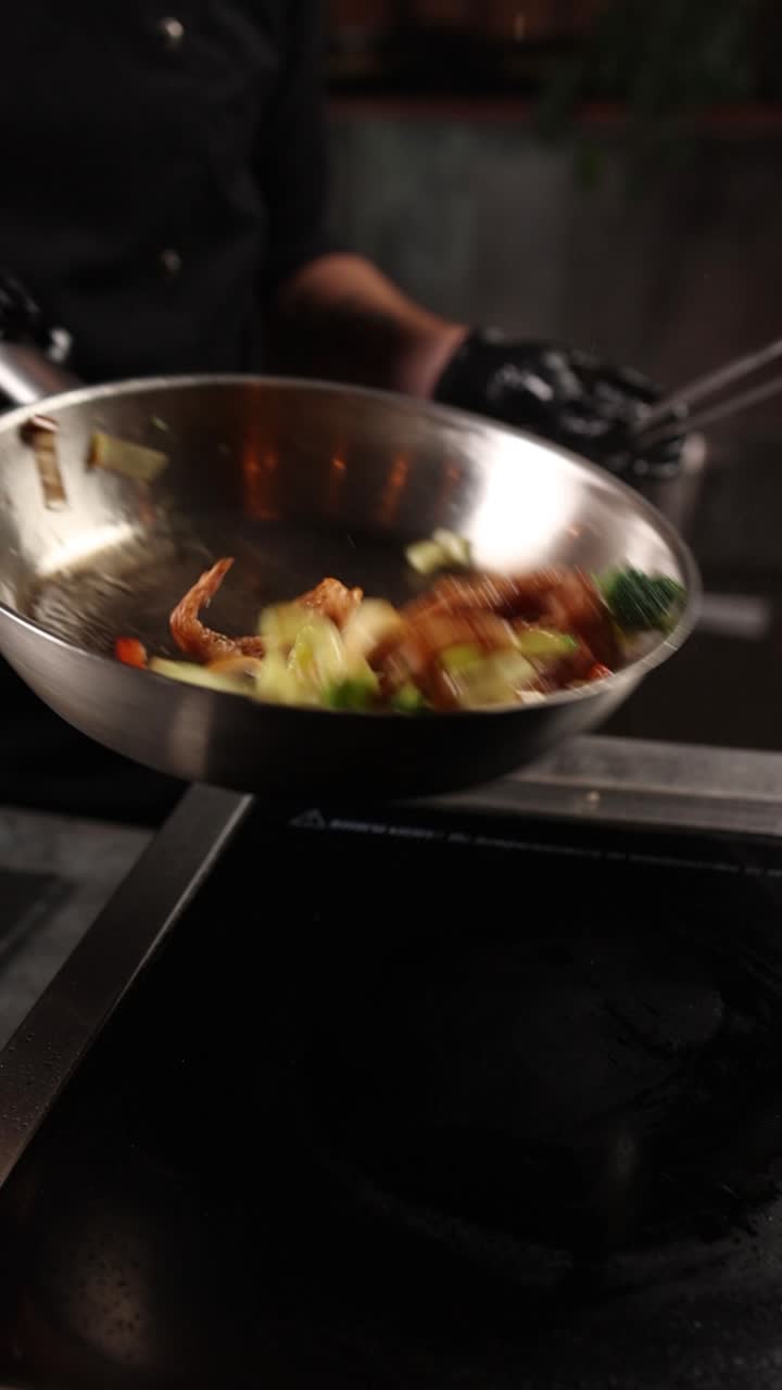 chef preparando un plato de salteado
