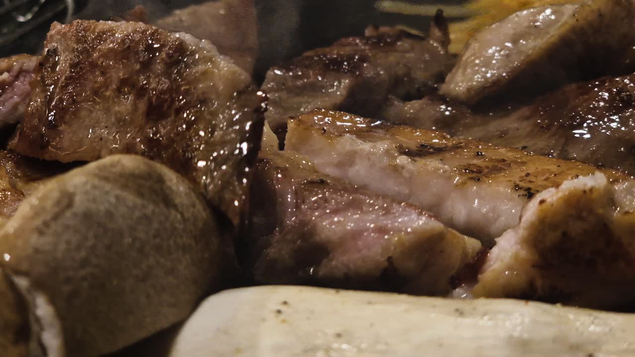 Barbecue Coreano, Primo Piano di Pezzi di Carne di Maiale in Frittura su Piastra