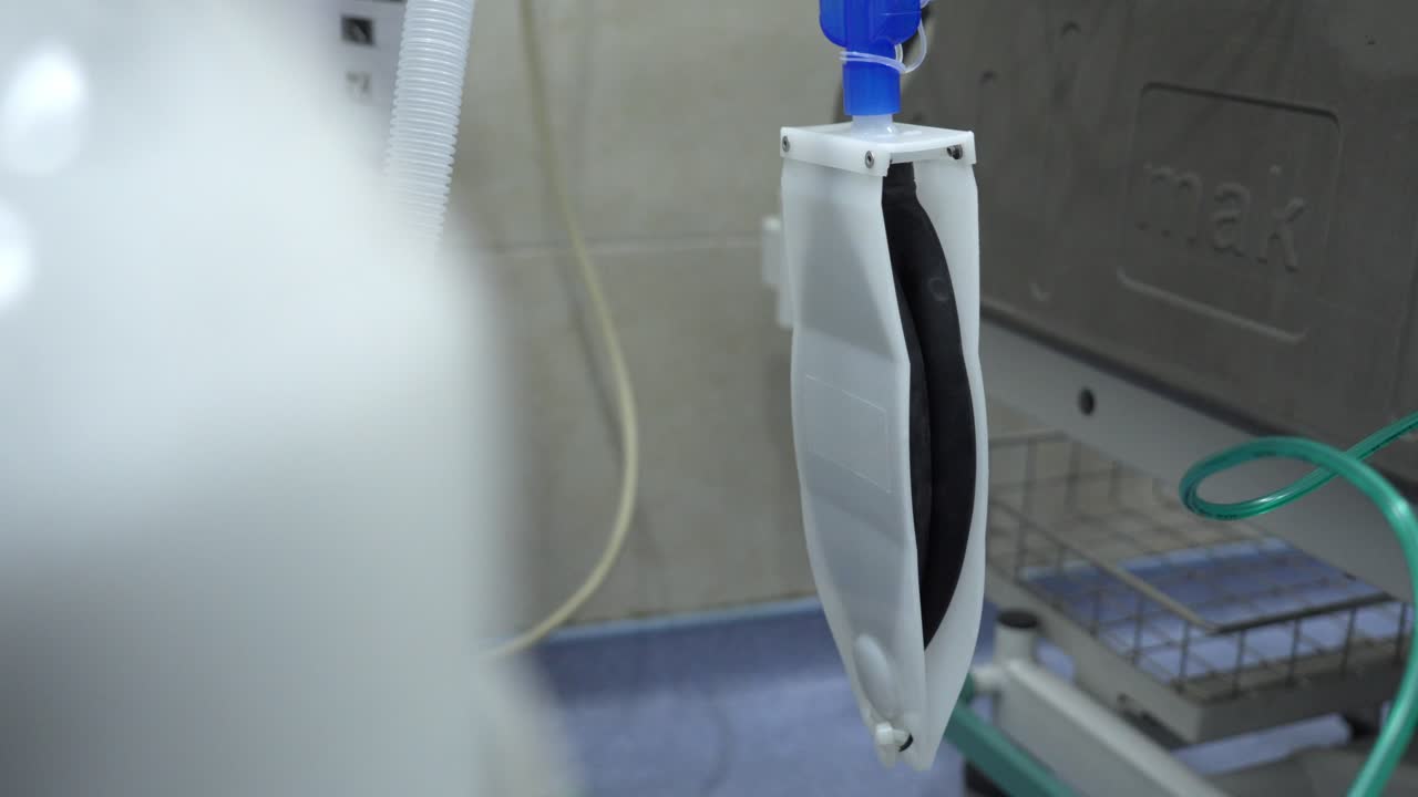 Test af ventilationssystem med en silikone lungesimulator