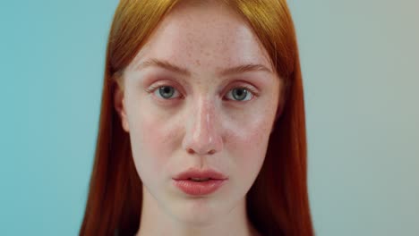 retrato de una mujer con cabello rojo y pecas