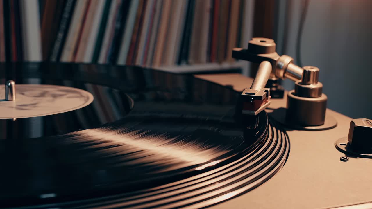 Angolazione ravvicinata di un giradischi vintage che riproduce un disco in vinile, catturando l'atmosfera retrò