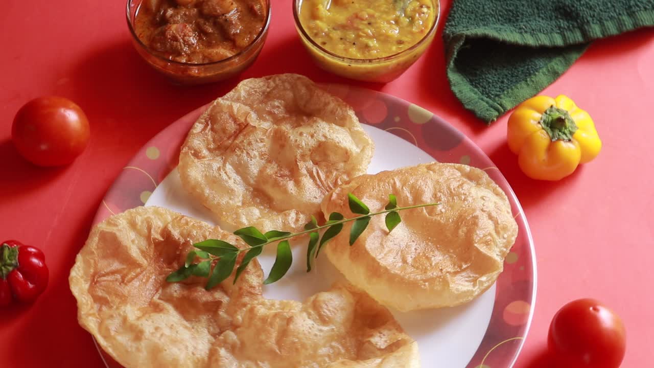 rotación chole bhature o curry de garbanzos y puri frito servido en vajilla de terracota sobre fondo