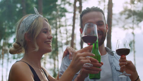 Freunde-Trinken-Alkohol-Draußen