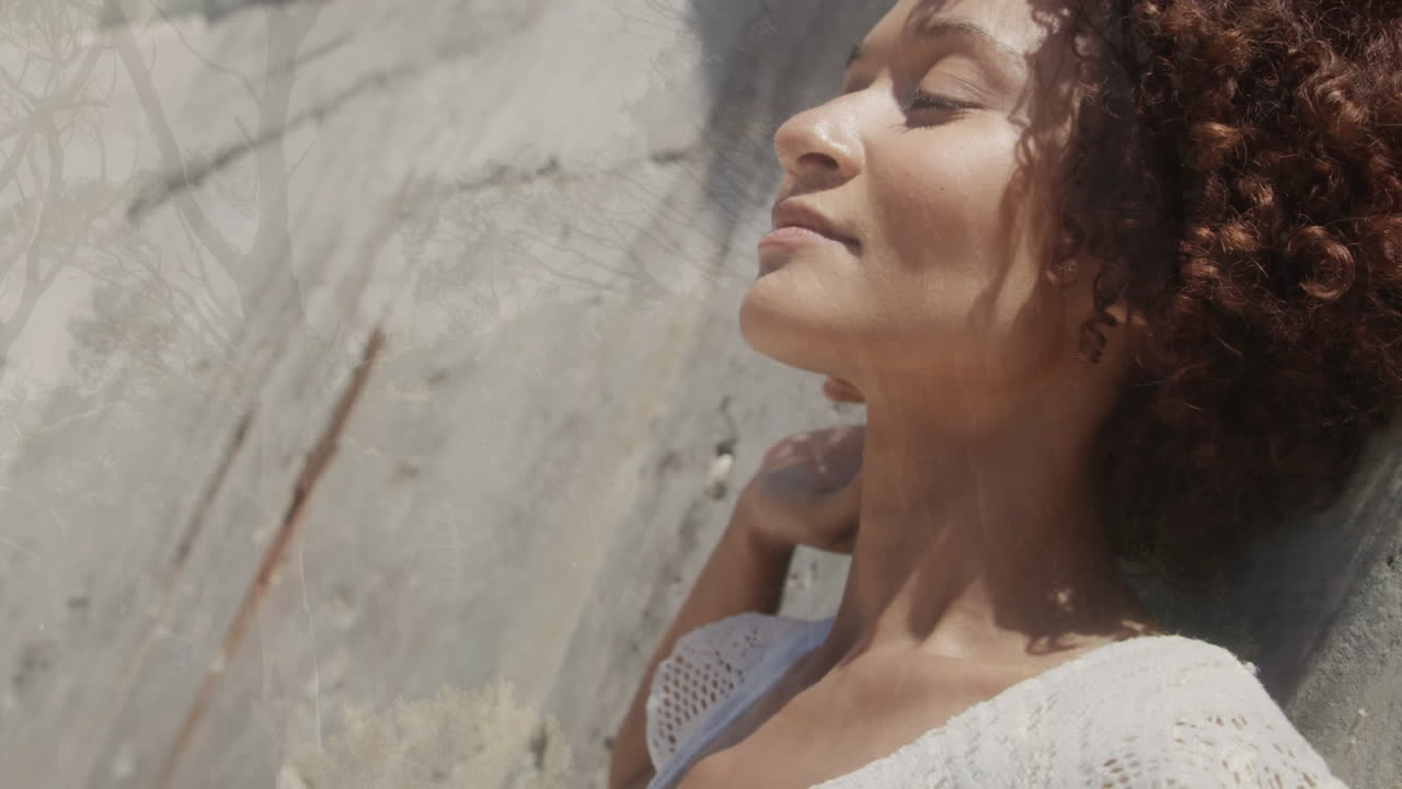 animación de un árbol sobre una mujer afroamericana sonriendo