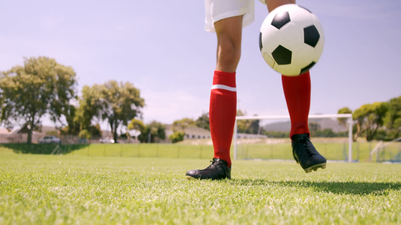 Pemain sepak bola sedang bermain dengan bola