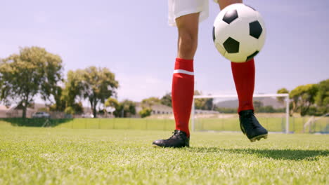jugador de fútbol jugando con la pelota