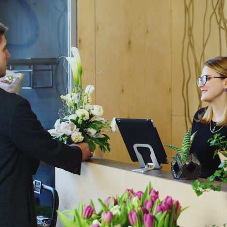 un joven empresario compra un ramo en una floristería 1