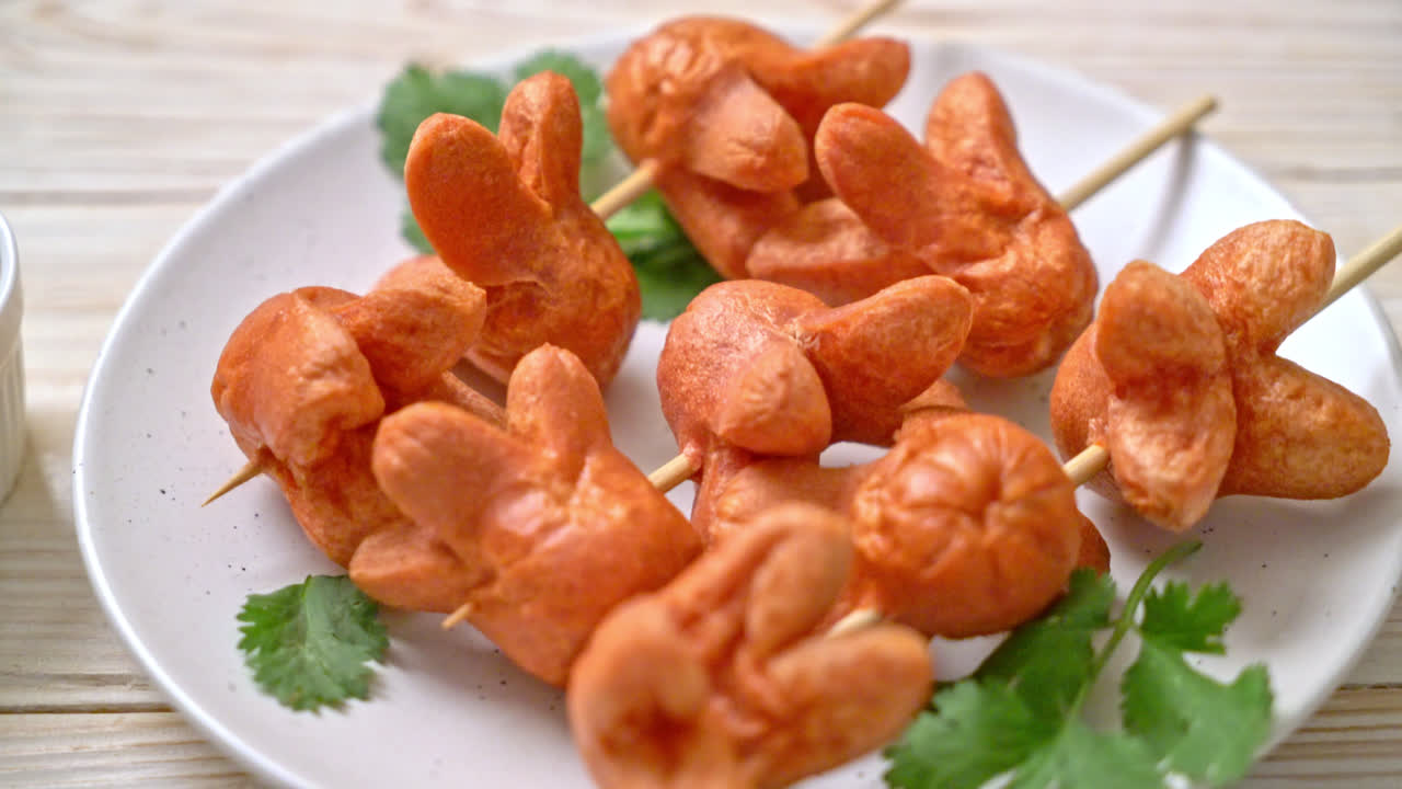 Brocheta de salchicha frita con salsa para mojar